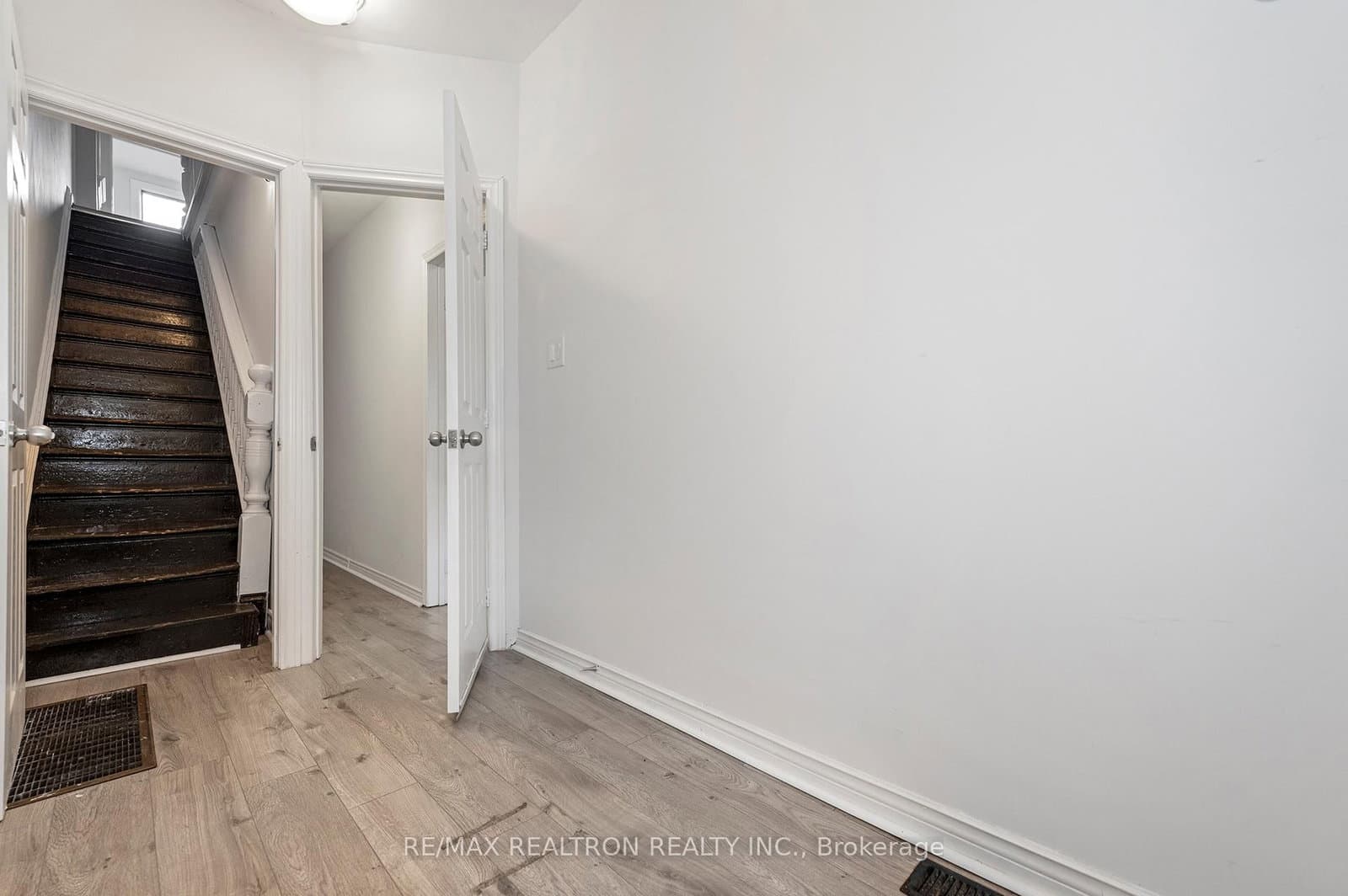 1000 Dundas Street W thumbnail 11
