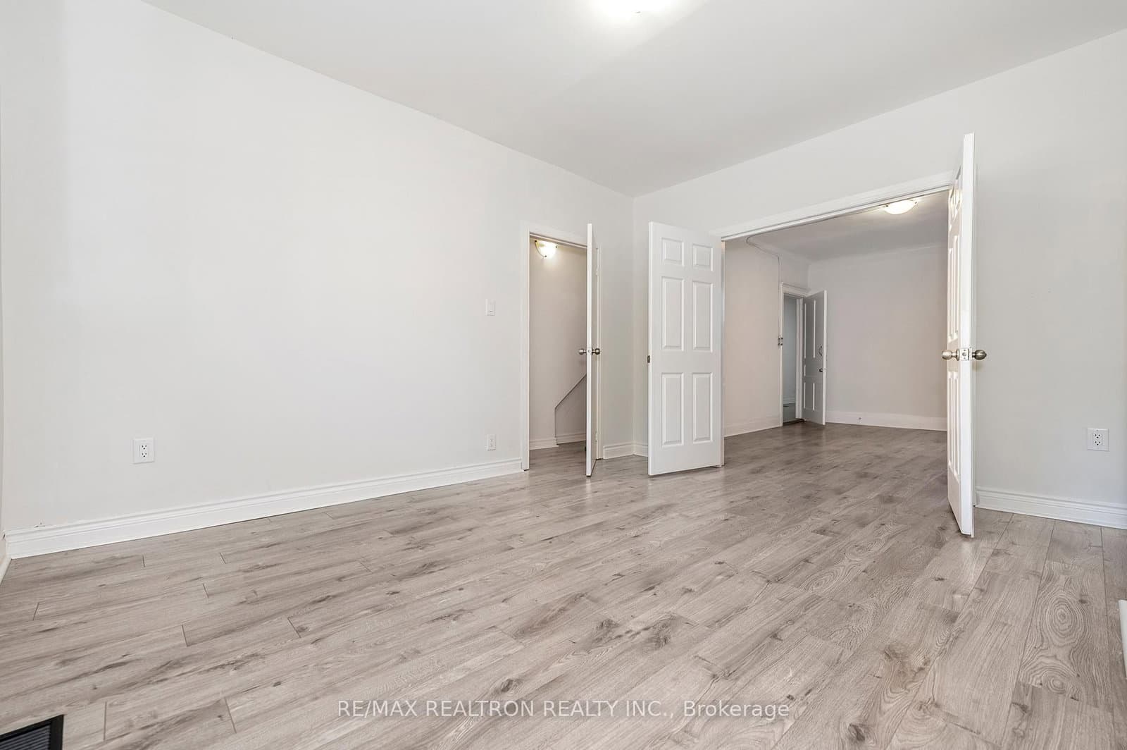 1000 Dundas Street W thumbnail 14