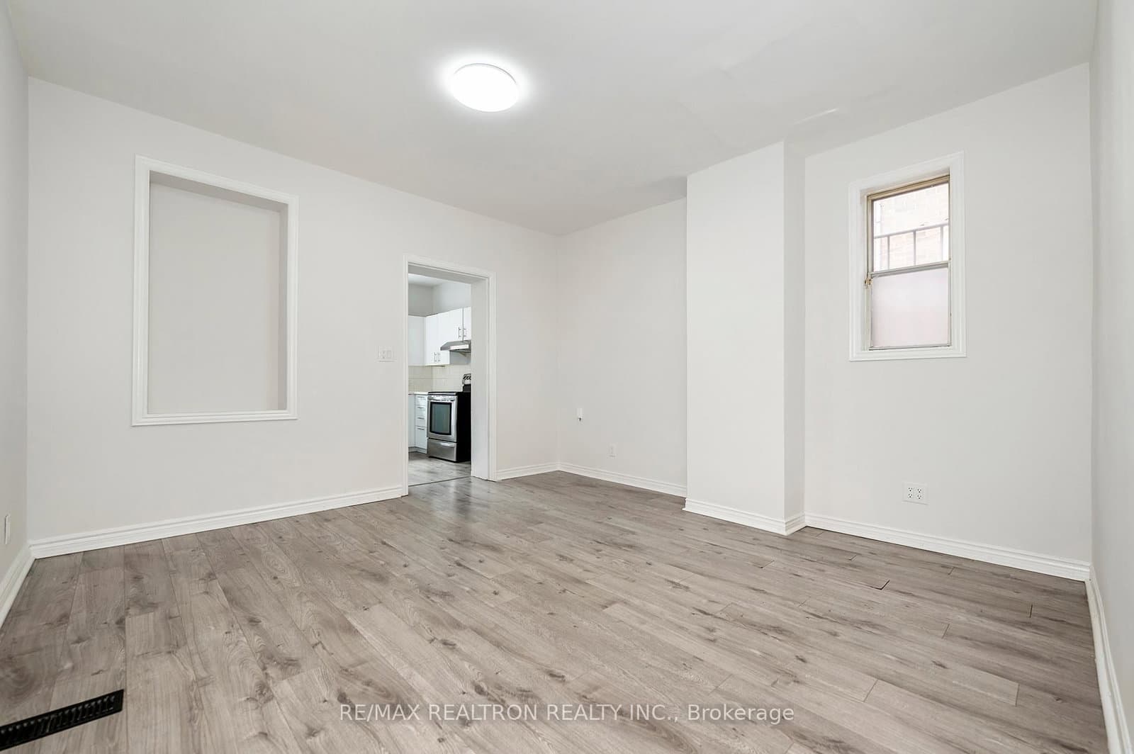1000 Dundas Street W thumbnail 15