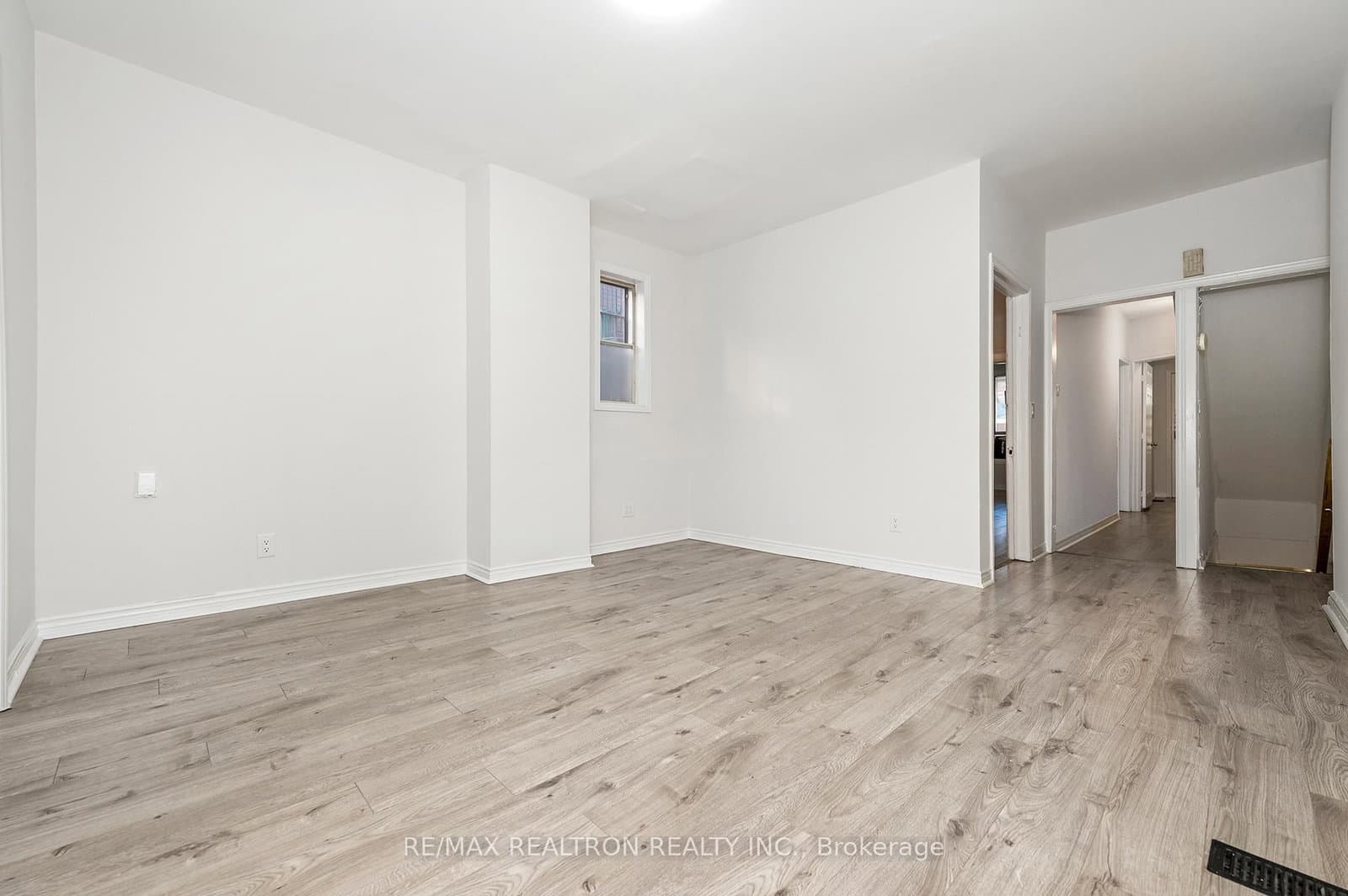 1000 Dundas Street W thumbnail 16