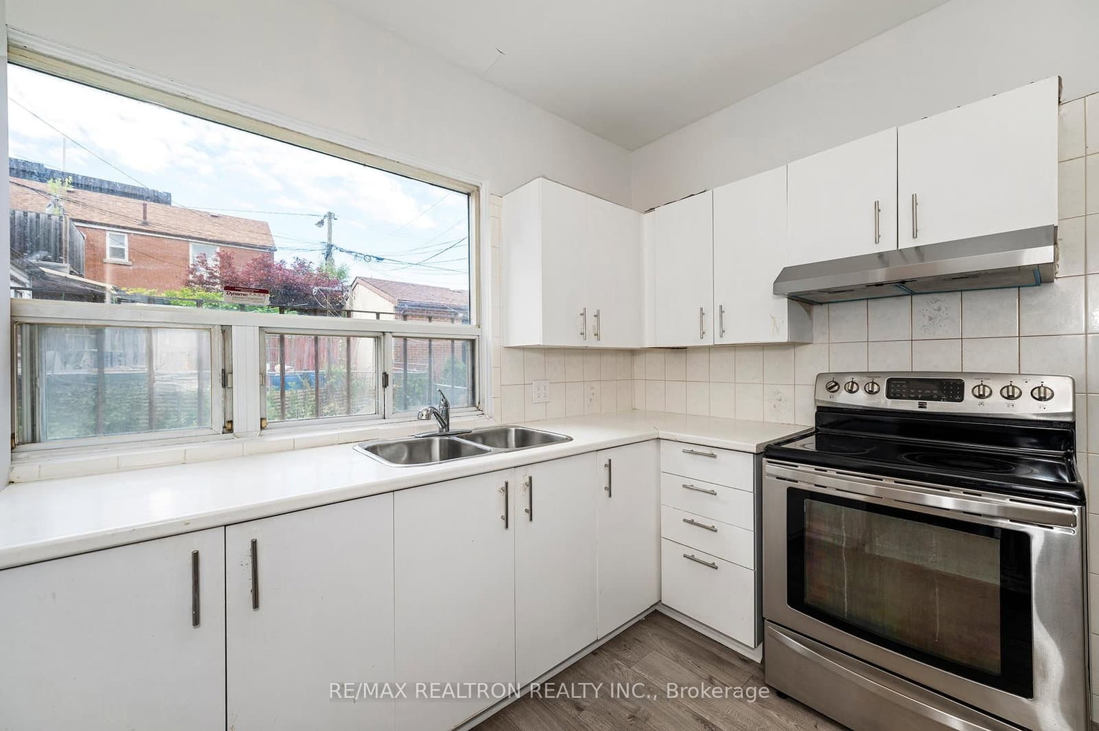 1000 Dundas Street W thumbnail 19