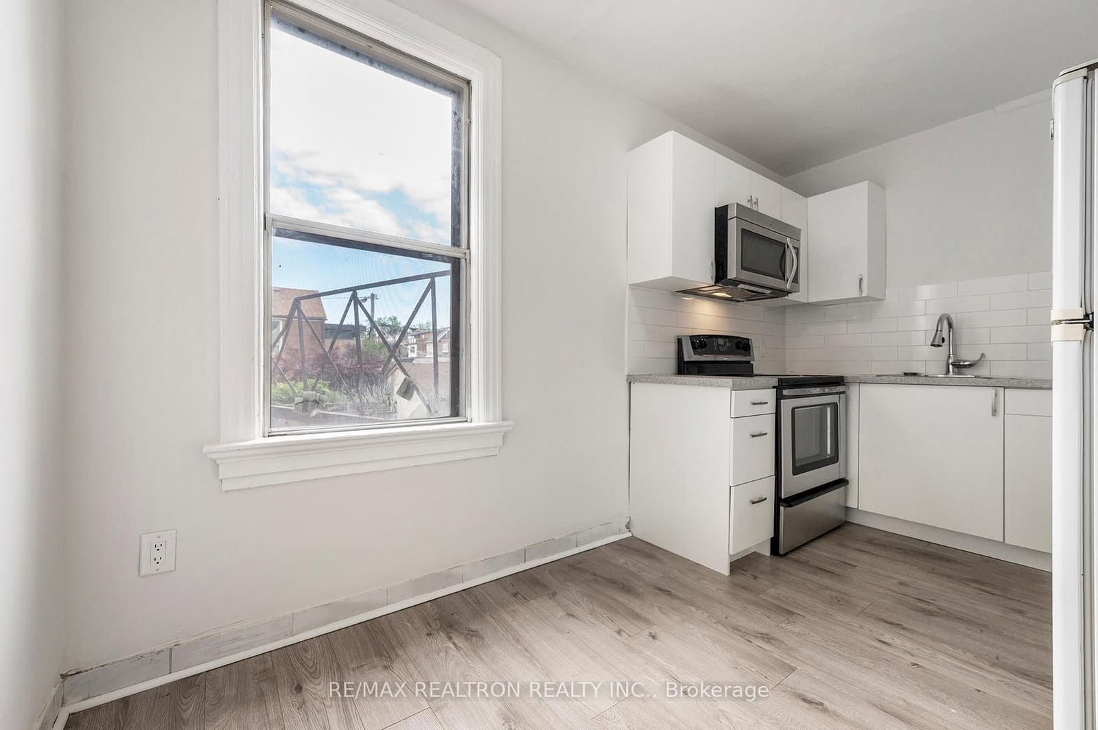 1000 Dundas Street W thumbnail 24