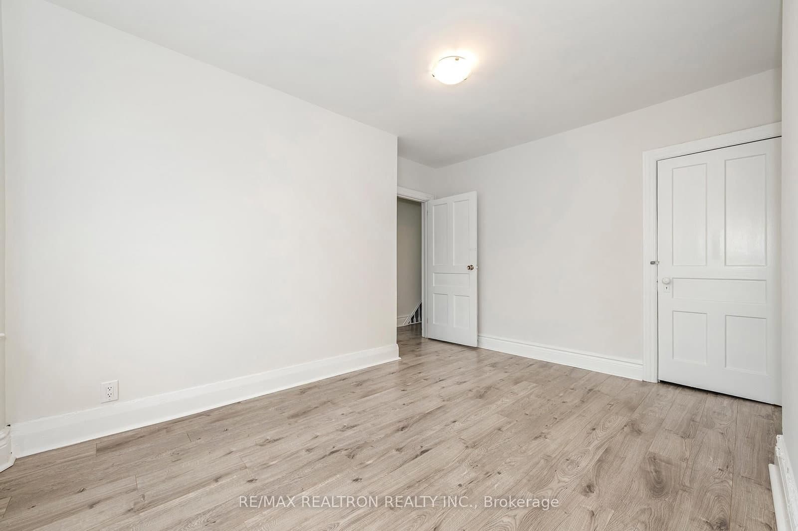 1000 Dundas Street W thumbnail 27