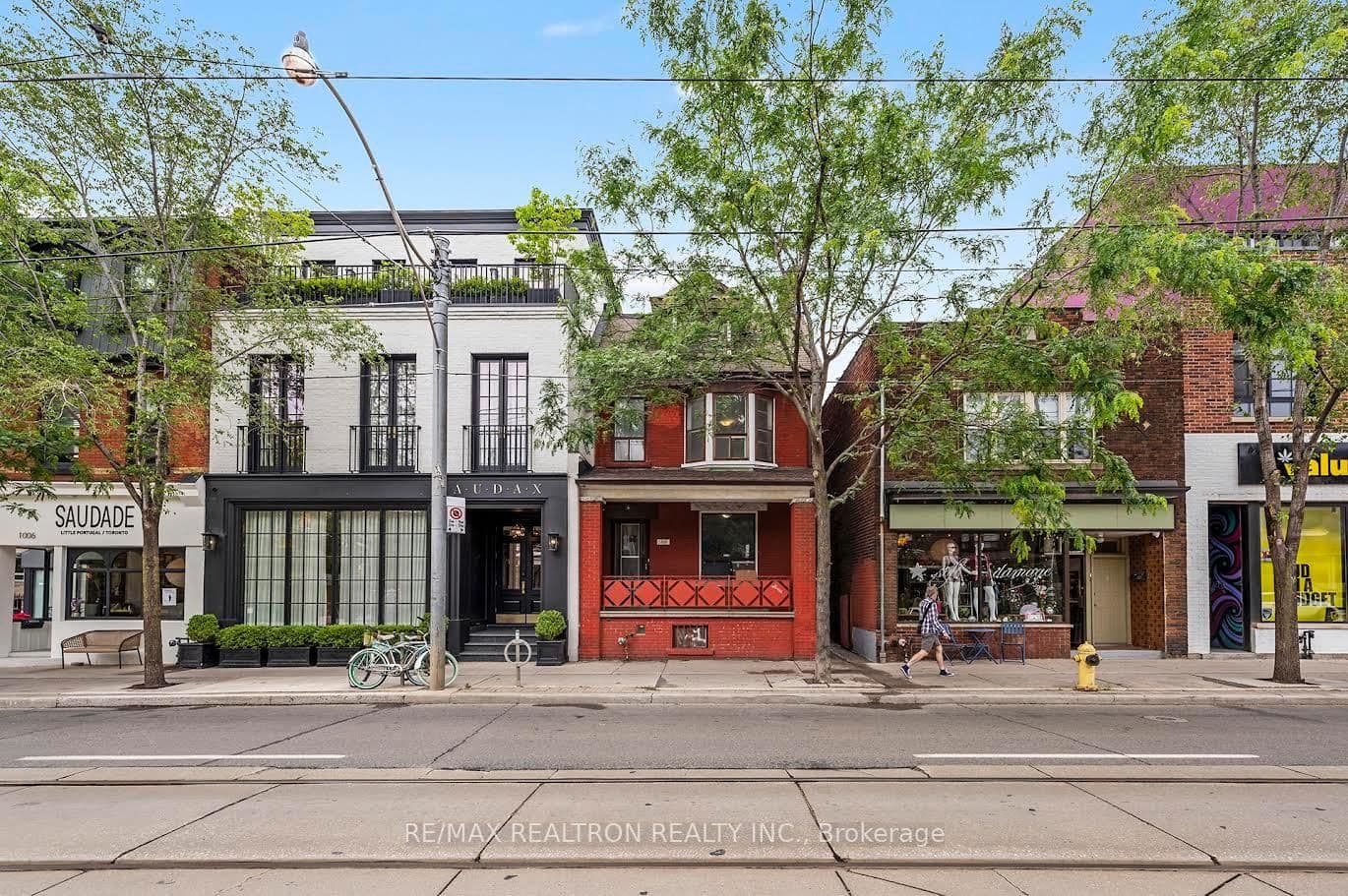 1000 Dundas Street W thumbnail 3