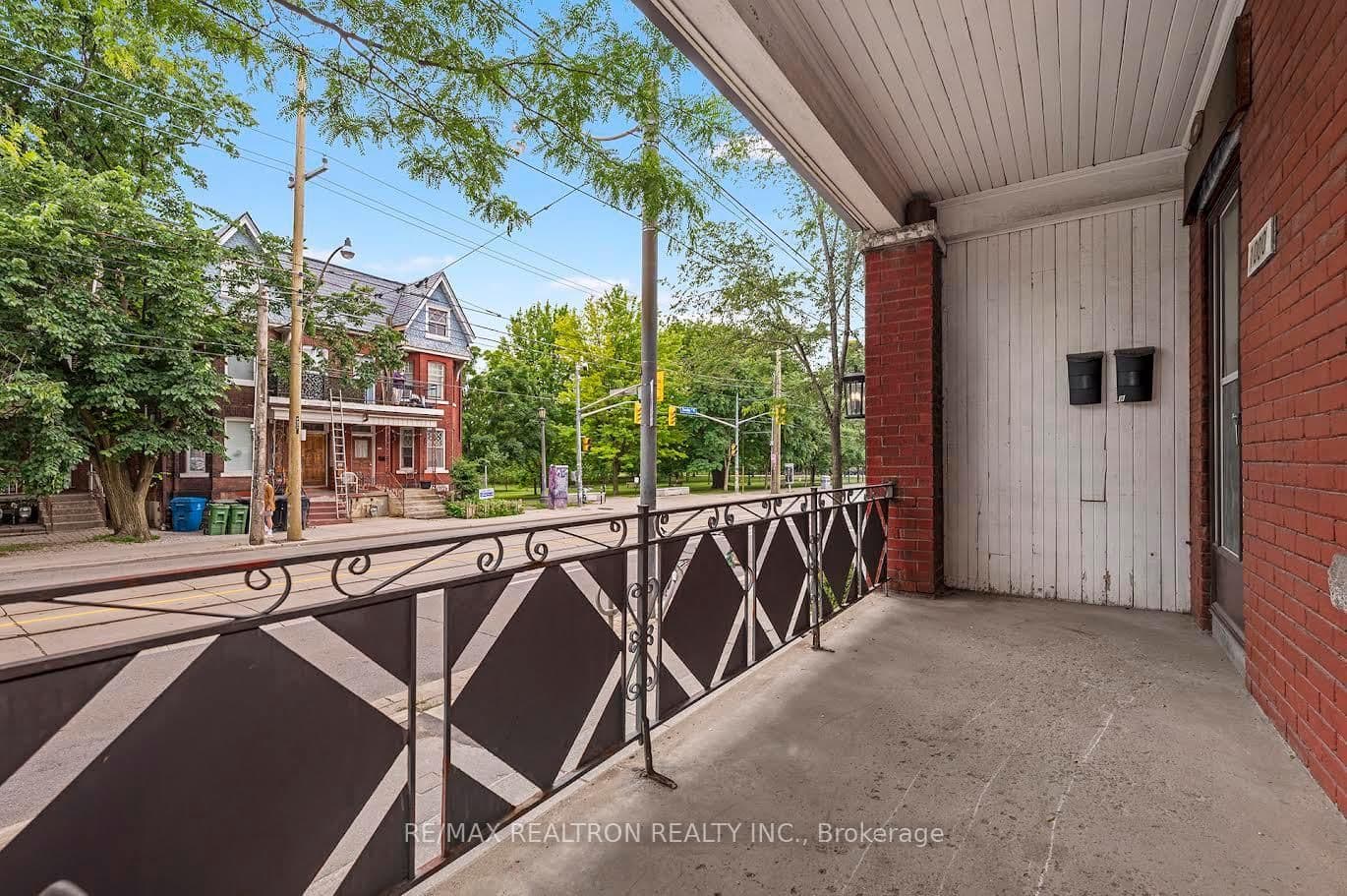 1000 Dundas Street W thumbnail 4