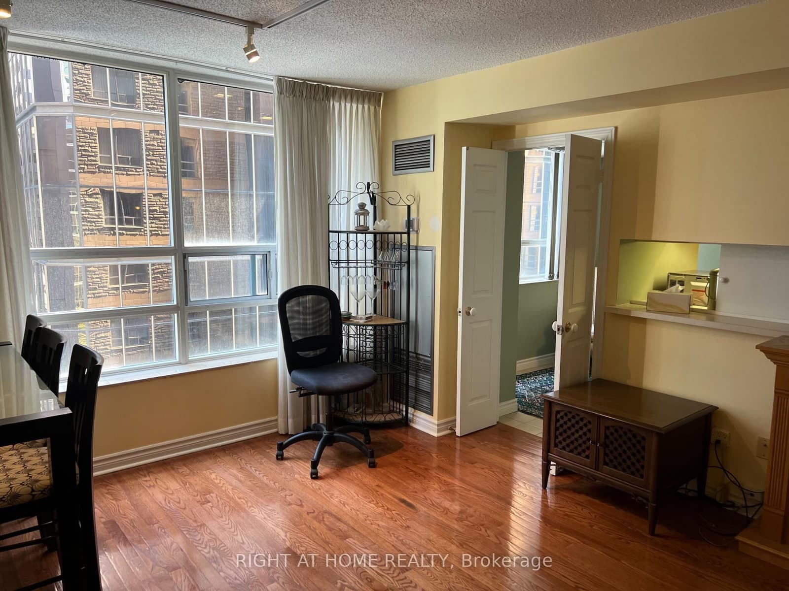 71 Simcoe Street, Unit 705 thumbnail 4