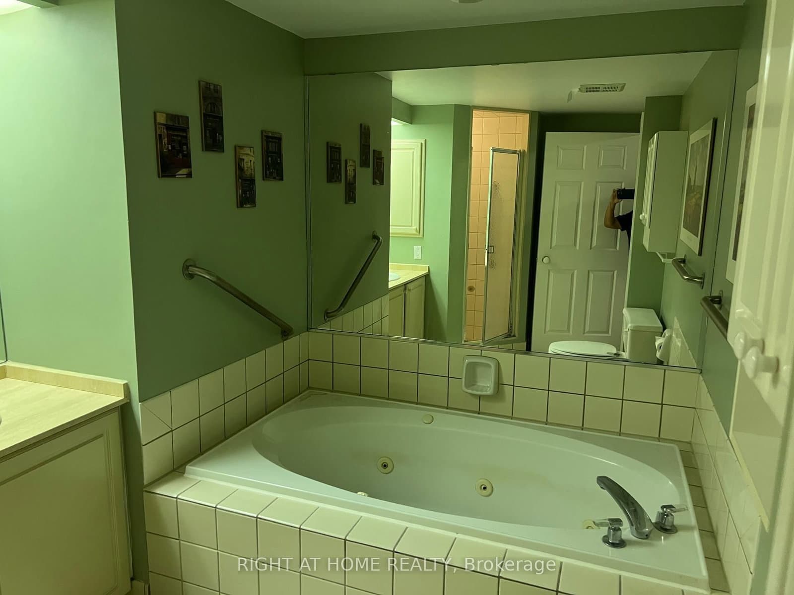 71 Simcoe Street, Unit 705 thumbnail 9