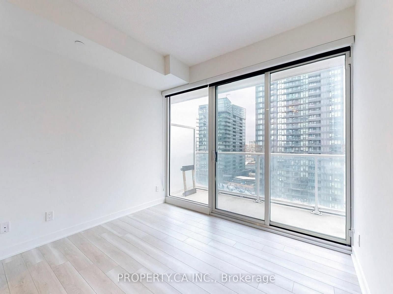17 Bathurst Street, Unit 1209 thumbnail 10