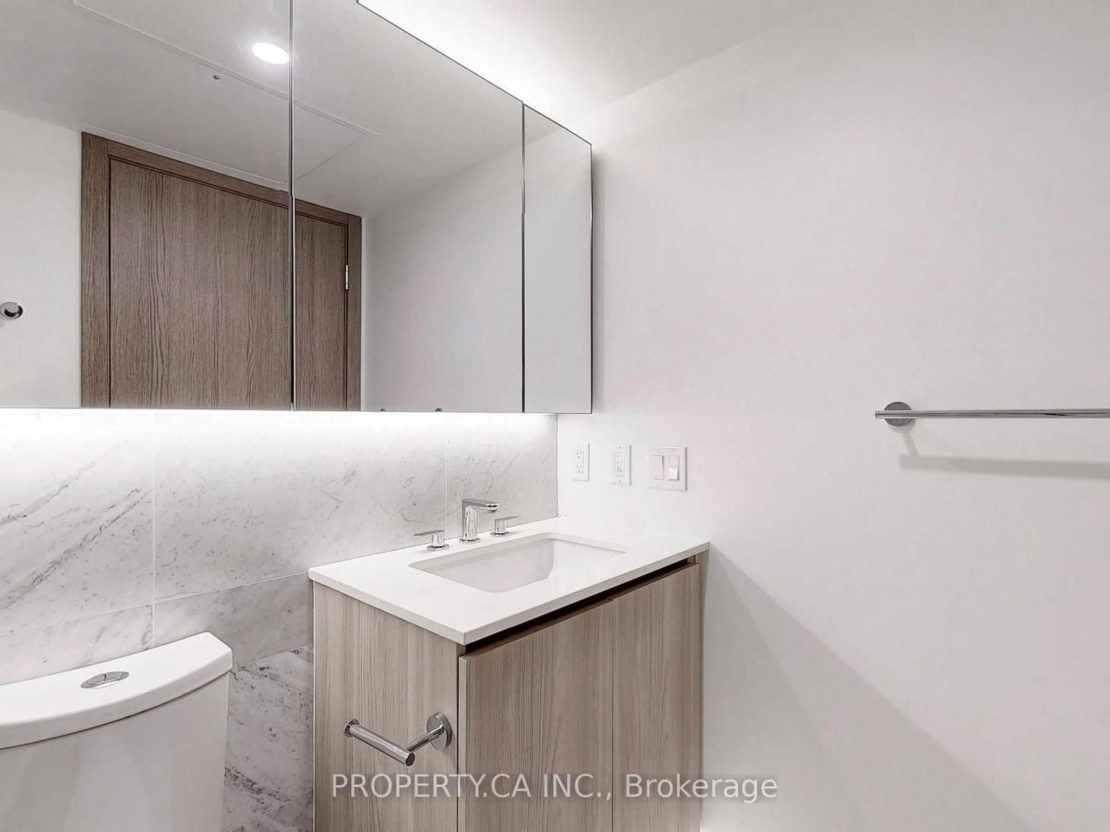 17 Bathurst Street, Unit 1209 thumbnail 25