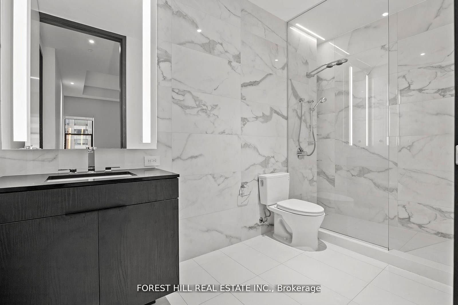 2 Avenue Road, Unit 1502 thumbnail 8