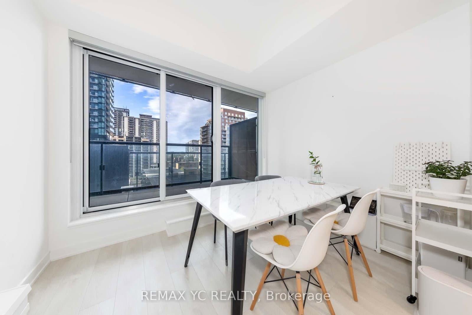 117 Broadway Avenue, Unit 703 thumbnail 6