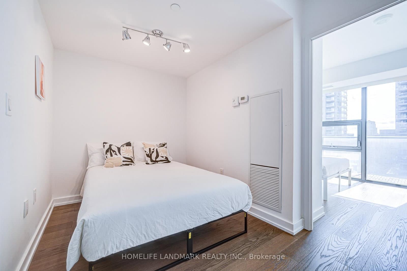 11 Wellesley Street W, Unit 1106 thumbnail 18