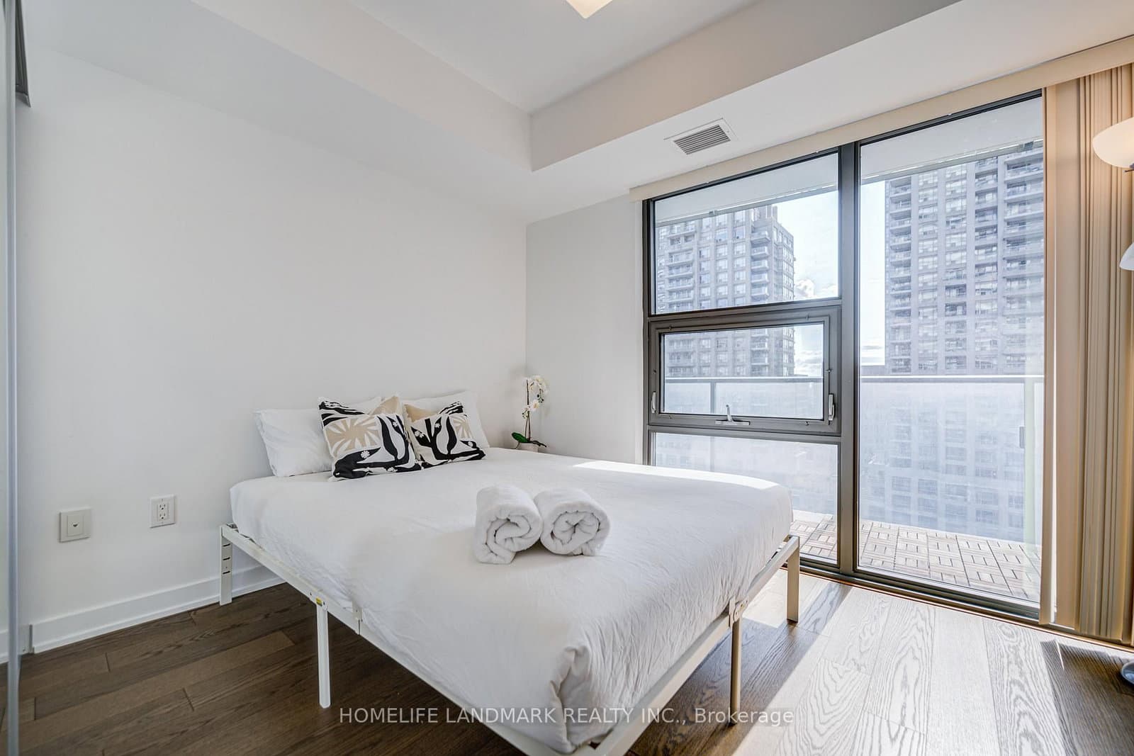 11 Wellesley Street W, Unit 1106 thumbnail 24