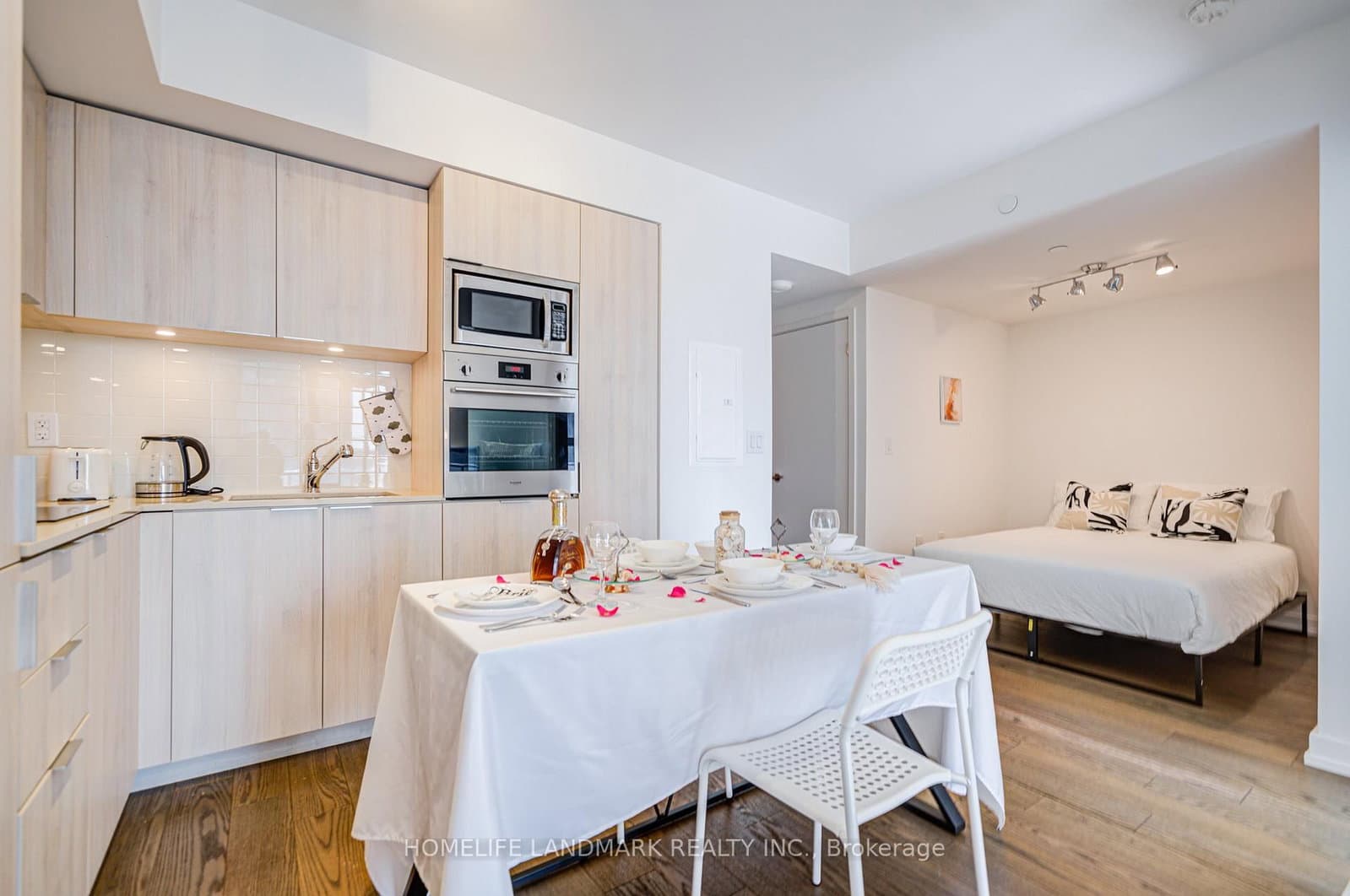 11 Wellesley Street W, Unit 1106 thumbnail 8