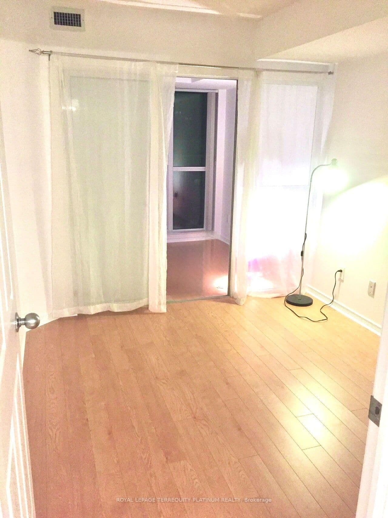 28 Harrison Garden Boulevard, Unit 1812 thumbnail 14