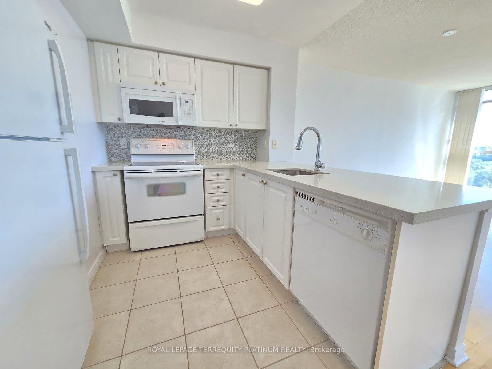 28 Harrison Garden Boulevard, Unit 1812 thumbnail 15