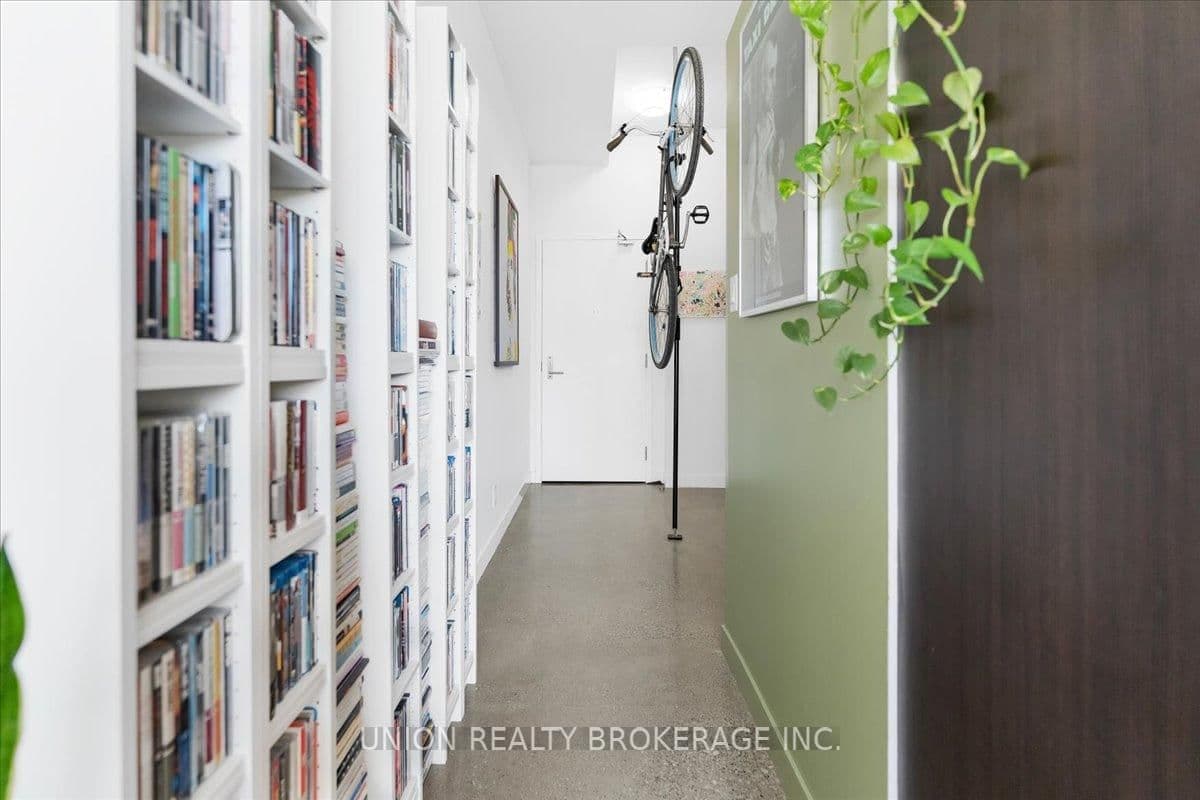 569 King Street E, Unit 404 thumbnail 16