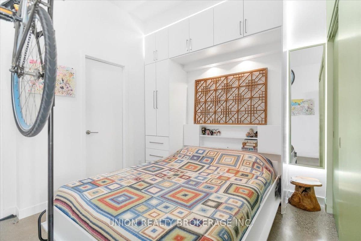569 King Street E, Unit 404 thumbnail 17
