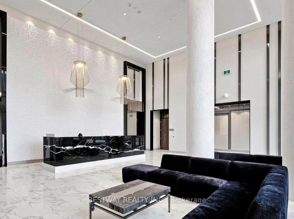 38 Forest Manor Road, Unit 404 thumbnail 4