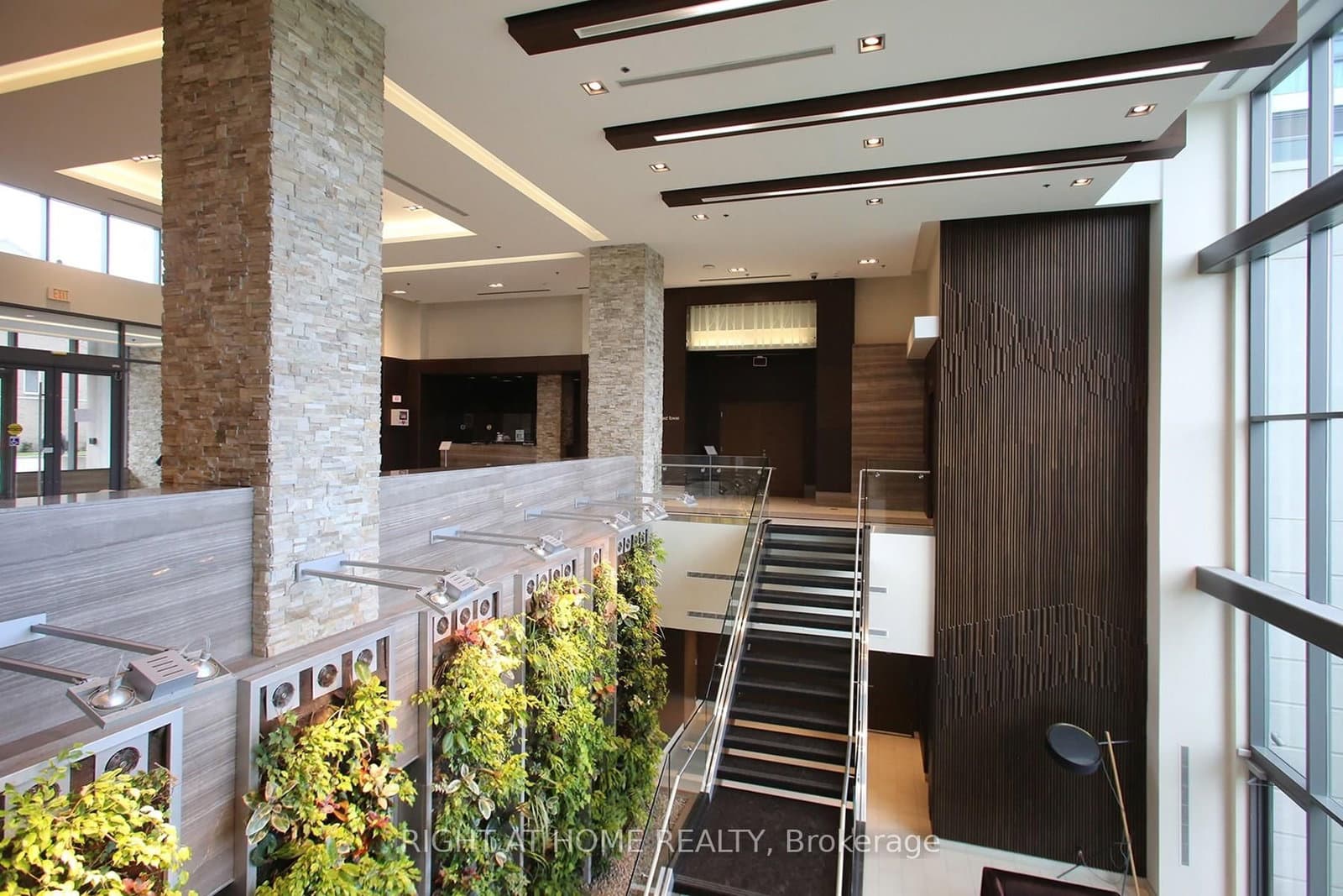 35 Brian Peck Crescent, Unit 303 thumbnail 4