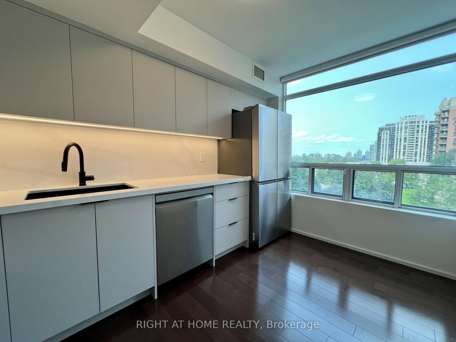 28 Harrison Garden Boulevard, Unit 702 thumbnail 11