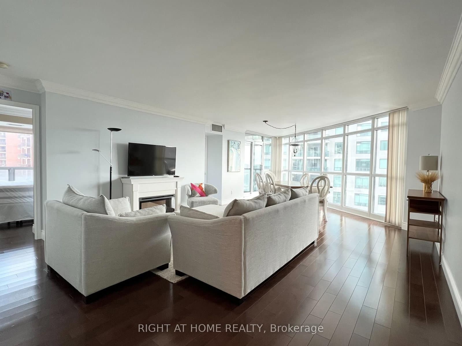 28 Harrison Garden Boulevard, Unit 702 thumbnail 5