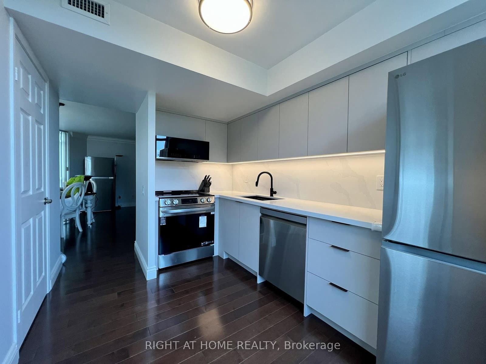 28 Harrison Garden Boulevard, Unit 702 thumbnail 7