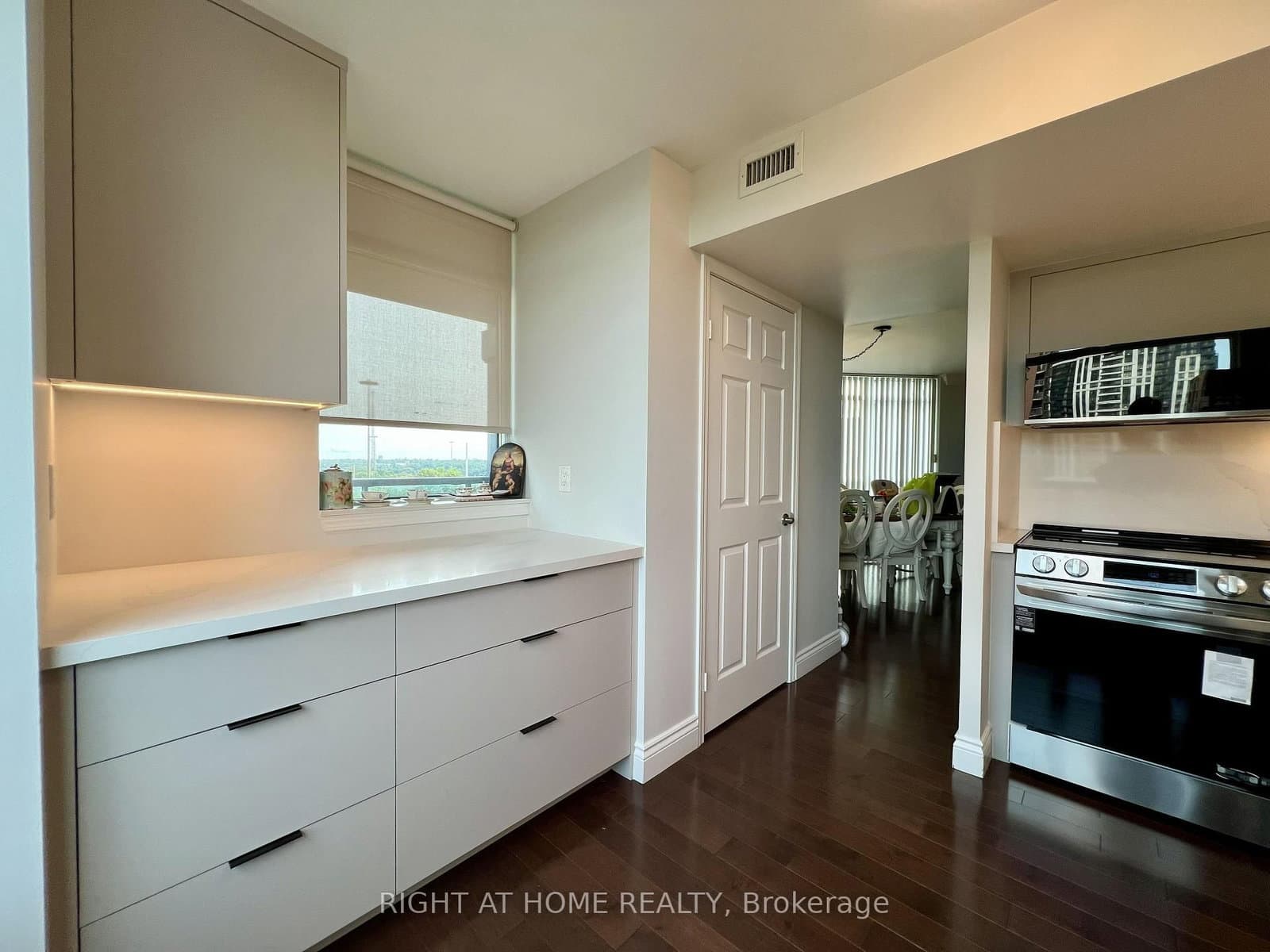 28 Harrison Garden Boulevard, Unit 702 thumbnail 8