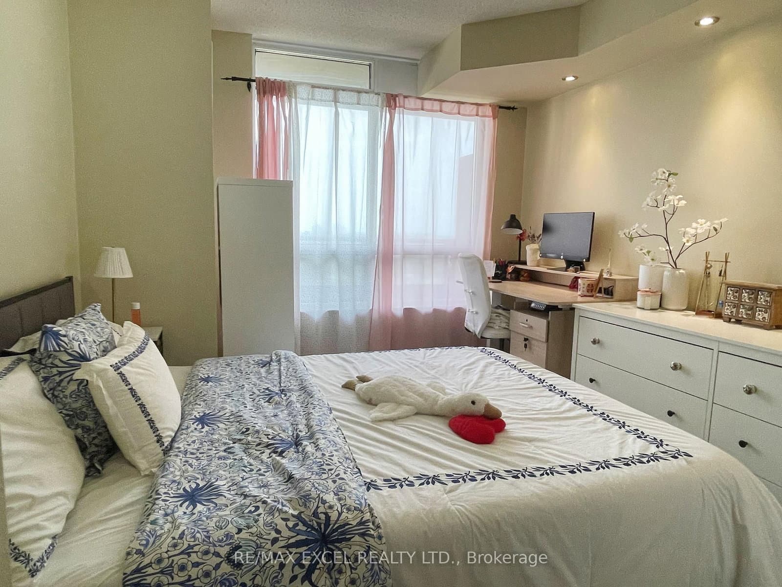 78 Harrison Garden Boulevard, Unit 1404 thumbnail 11