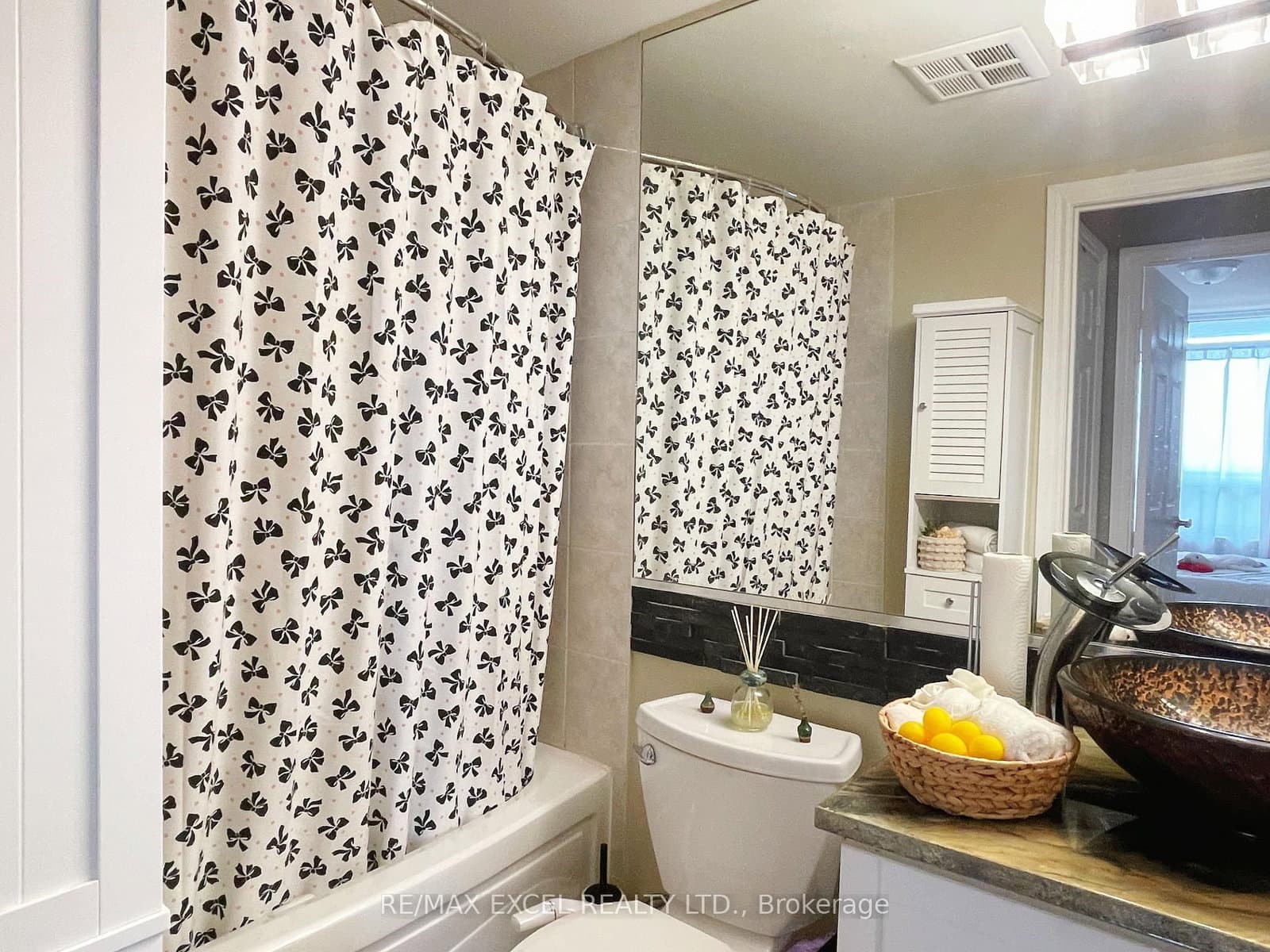 78 Harrison Garden Boulevard, Unit 1404 thumbnail 13