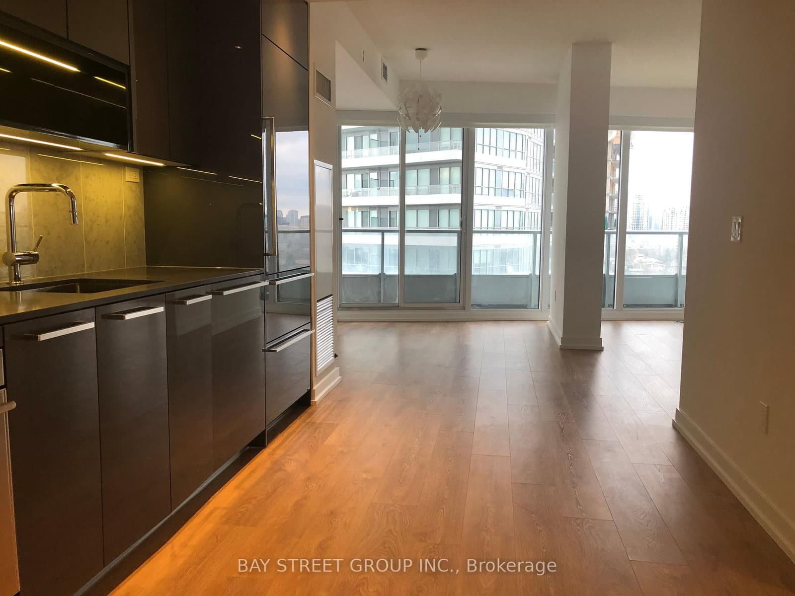 117 Mcmahon Drive, Unit 1808 thumbnail 2