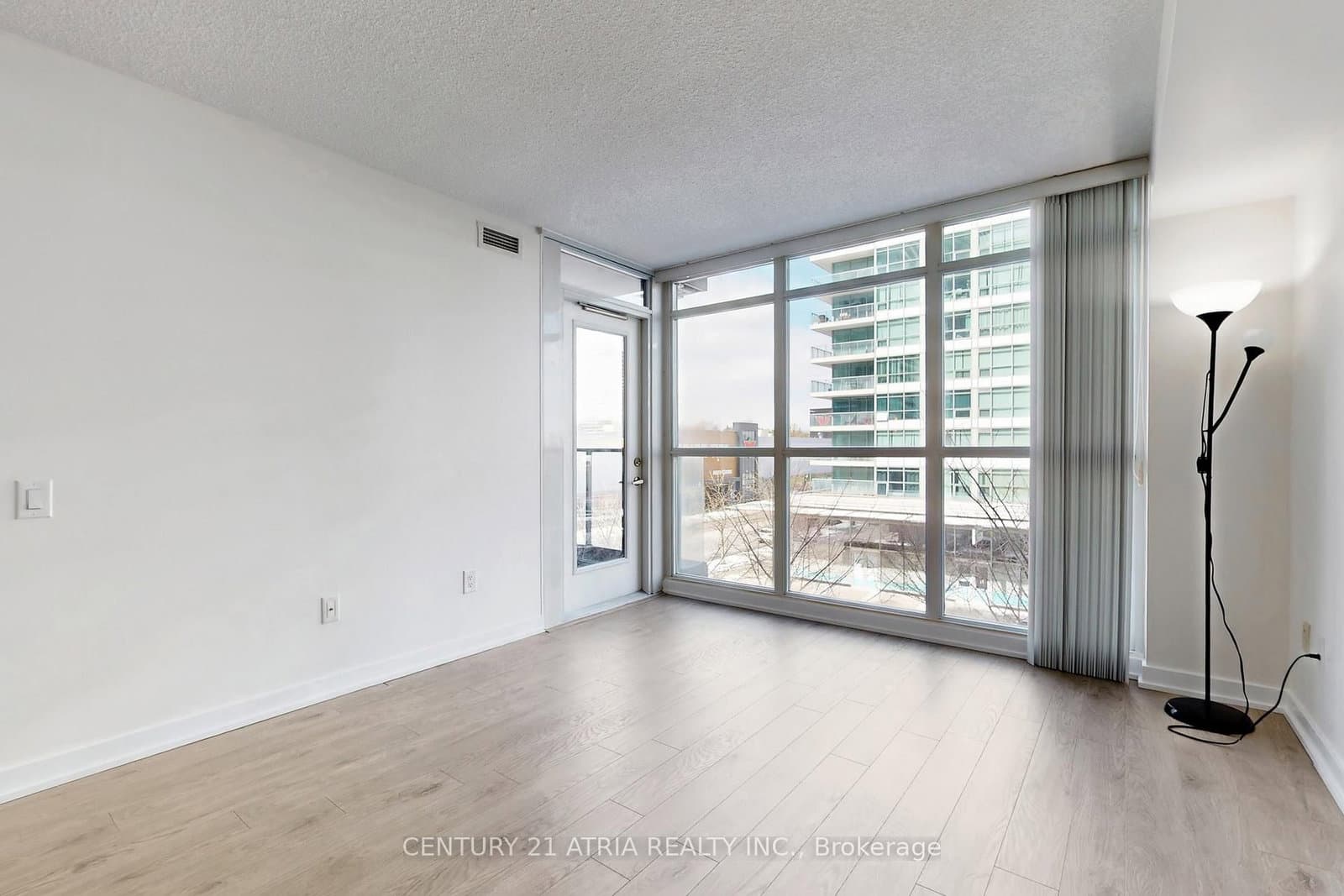 19 Singer Court, Unit 310 thumbnail 4