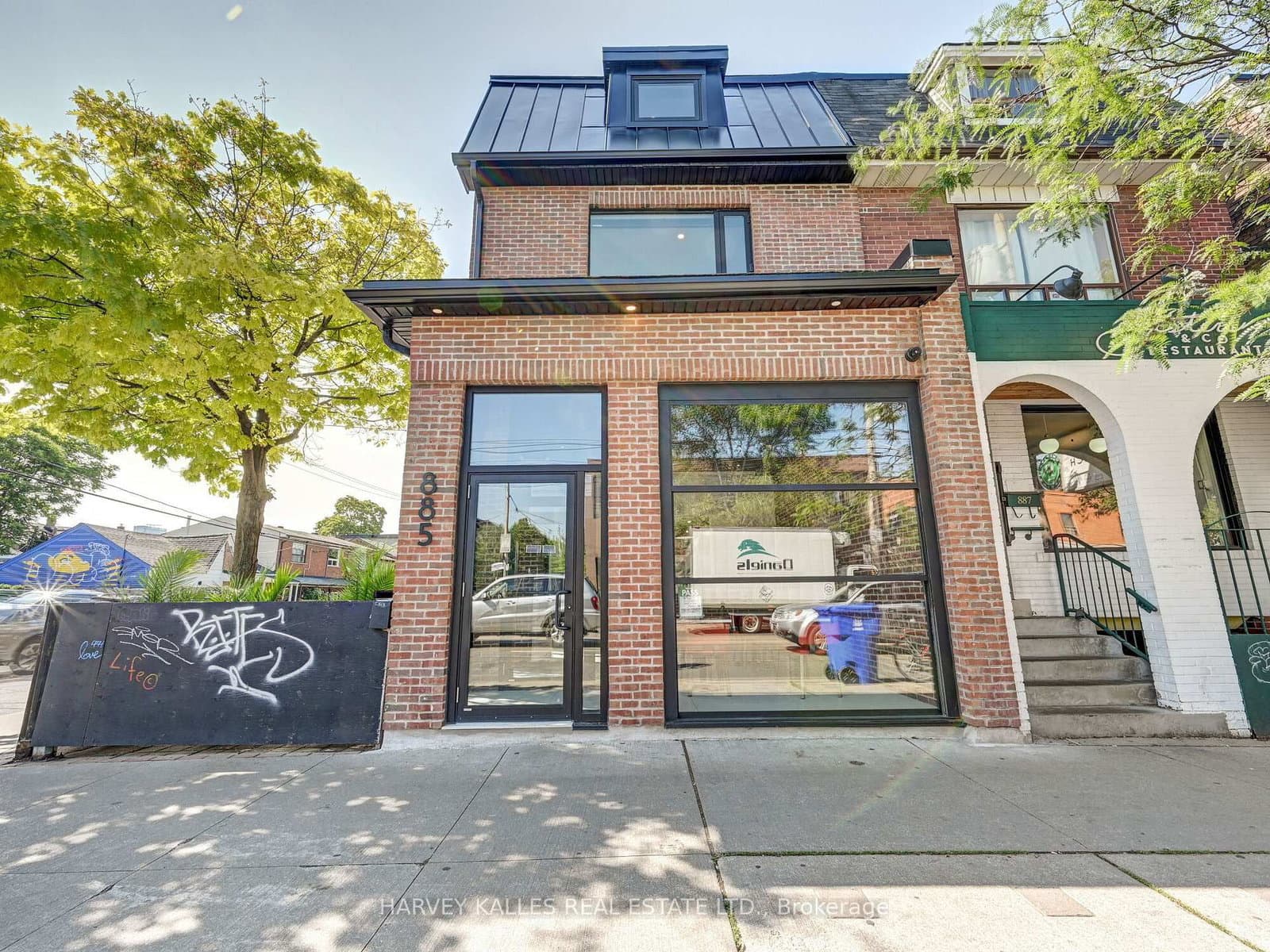 885 Dundas Street W - Image 1