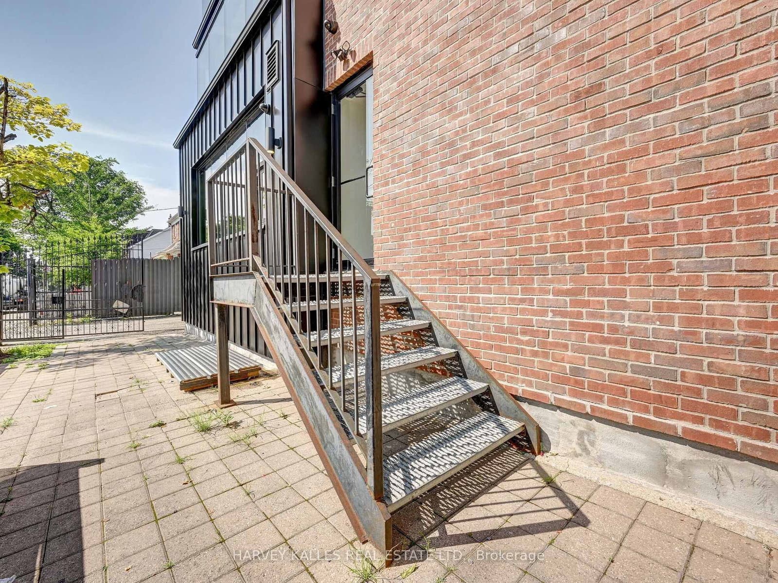 885 Dundas Street W thumbnail 17