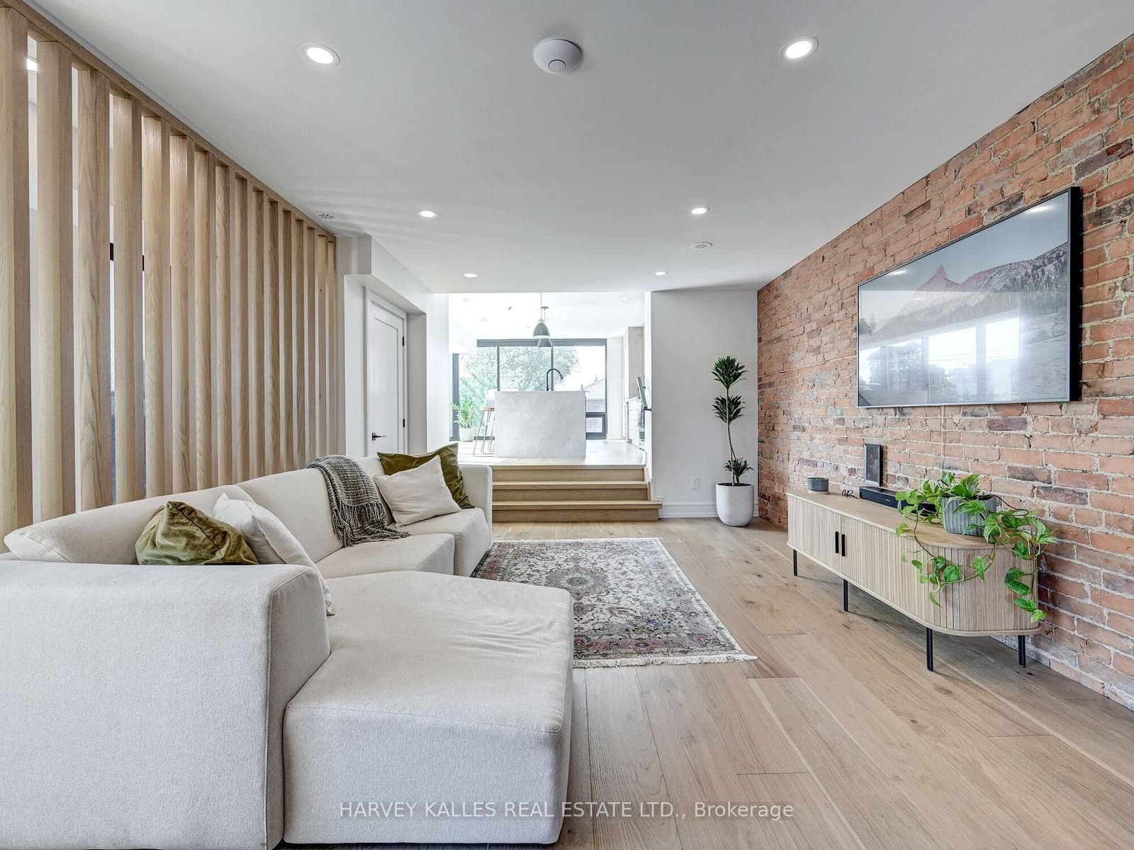885 Dundas Street W thumbnail 19