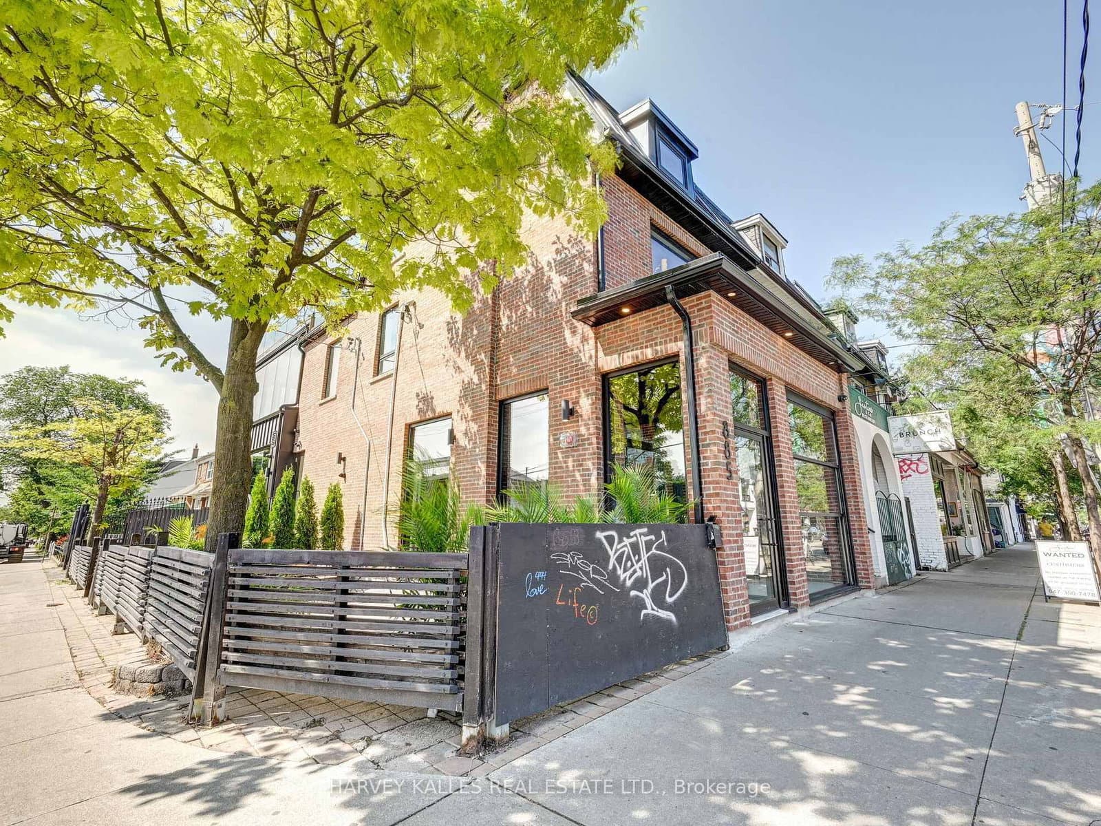 885 Dundas Street W thumbnail 2