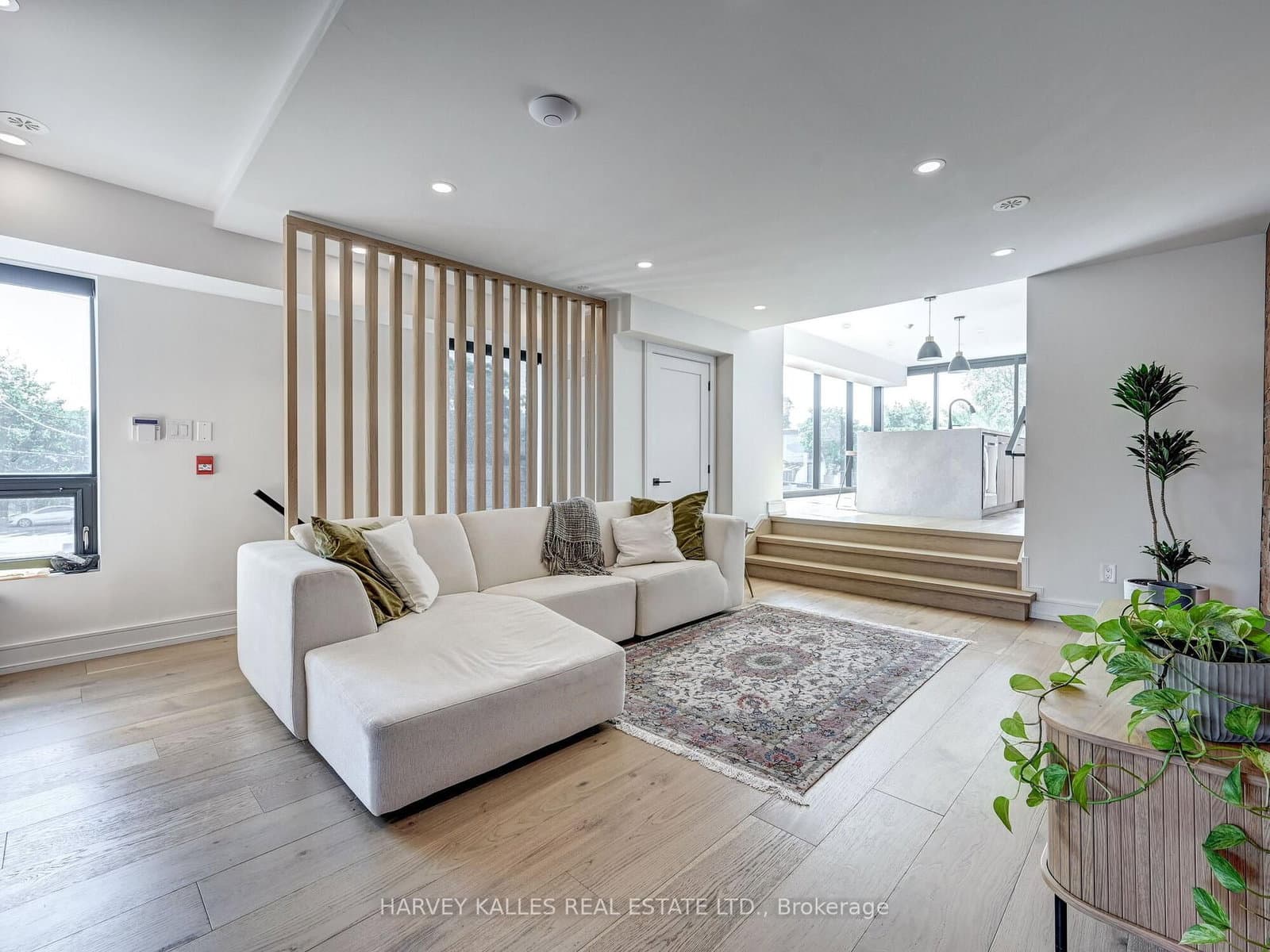 885 Dundas Street W thumbnail 20