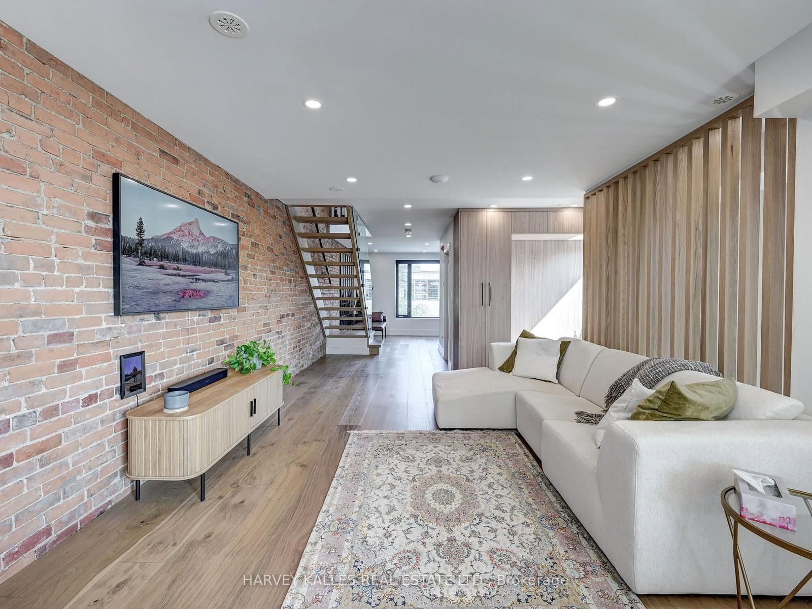 885 Dundas Street W thumbnail 21