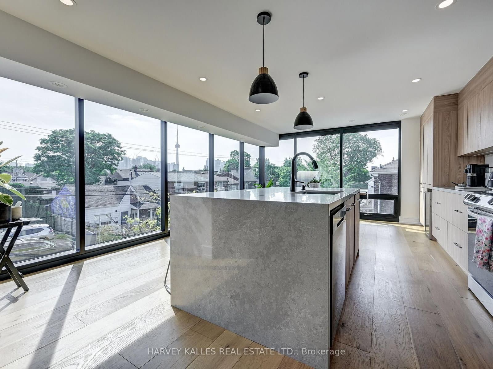 885 Dundas Street W thumbnail 23