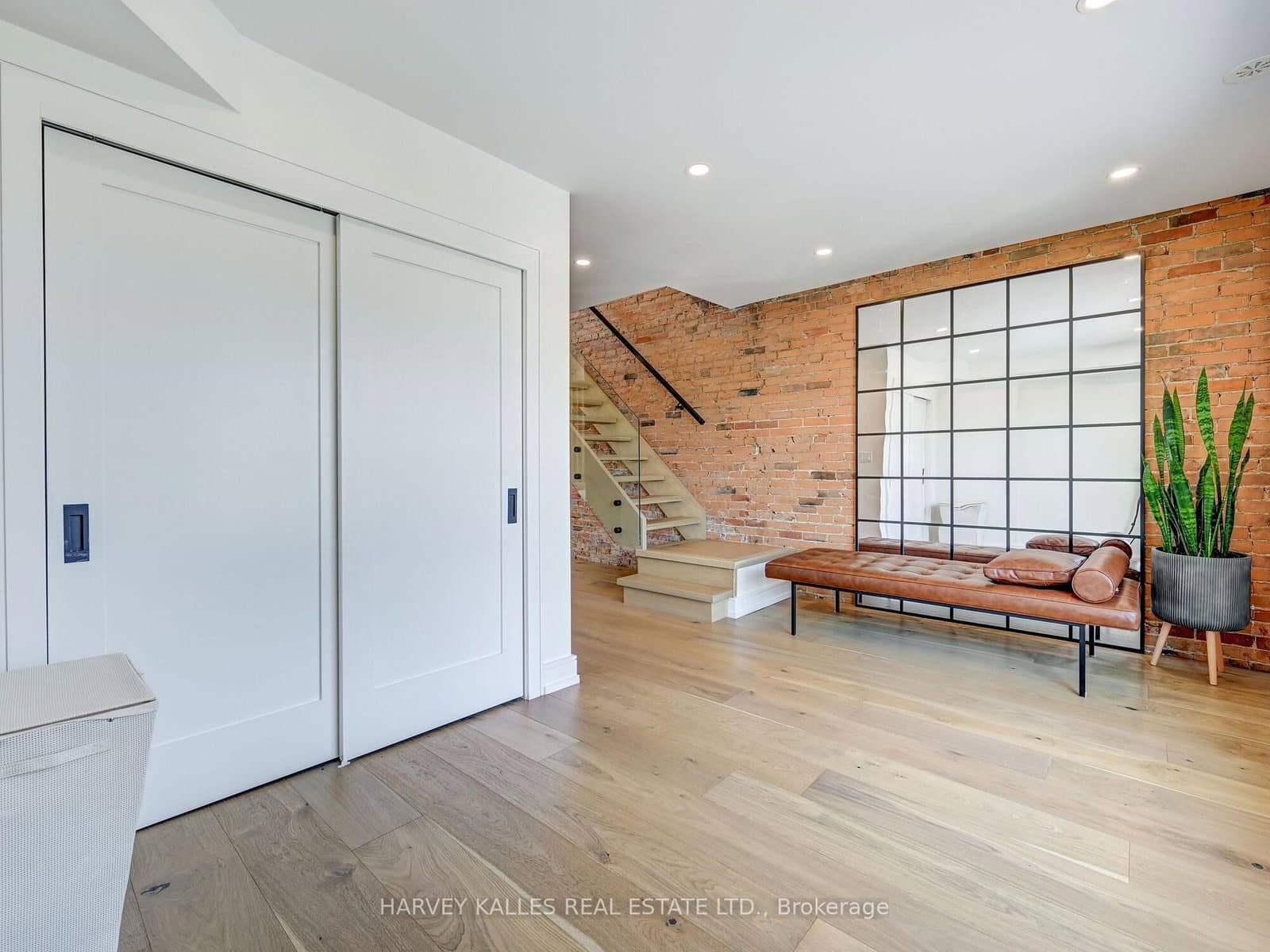 885 Dundas Street W thumbnail 27