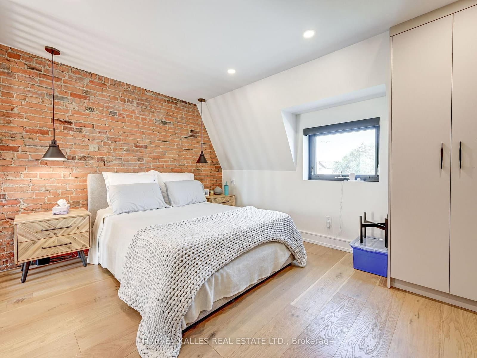 885 Dundas Street W thumbnail 30