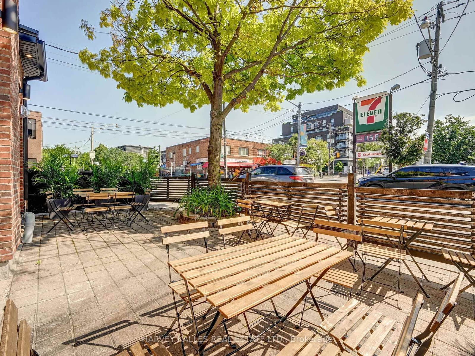 885 Dundas Street W thumbnail 35