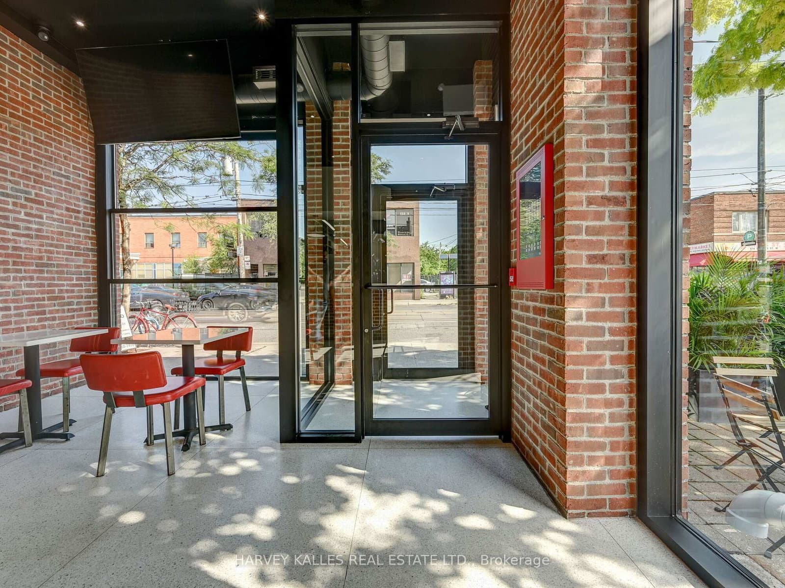 885 Dundas Street W thumbnail 5
