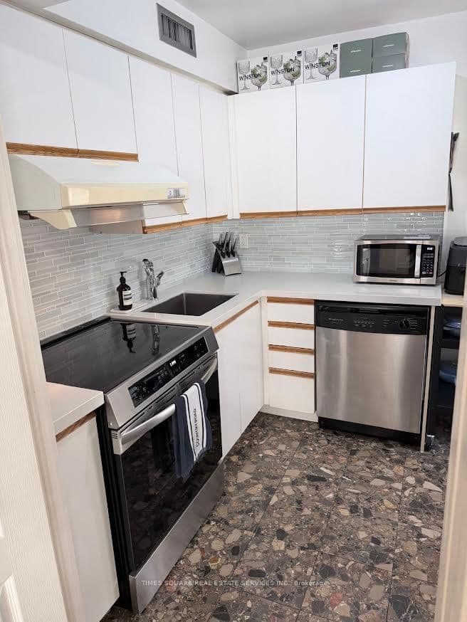 55 Centre Avenue, Unit 2003 thumbnail 10