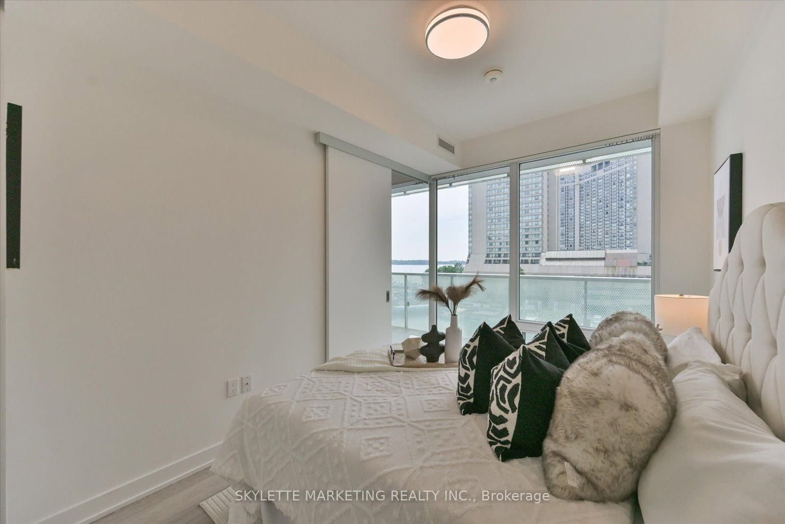 15 Queens Quay E, Unit 617 thumbnail 11