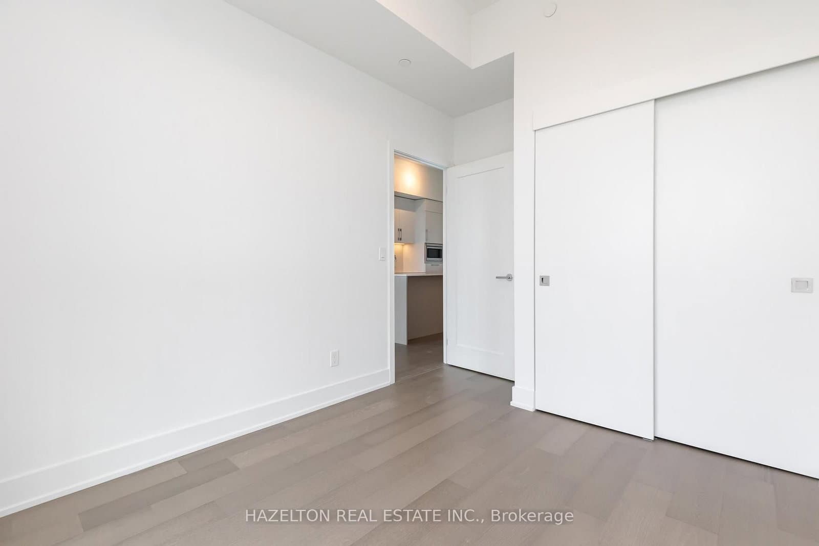 8 Manor Road W, Unit 904 thumbnail 18