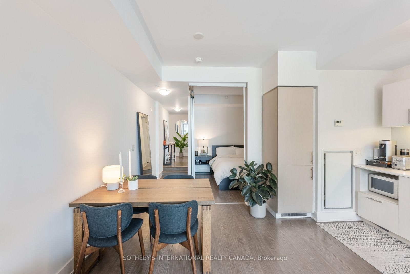 508 Wellington Street W, Unit 901 thumbnail 11