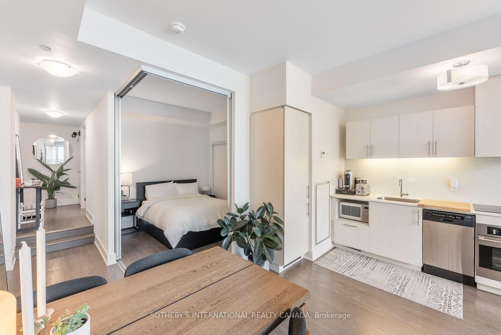 508 Wellington Street W, Unit 901 thumbnail 12