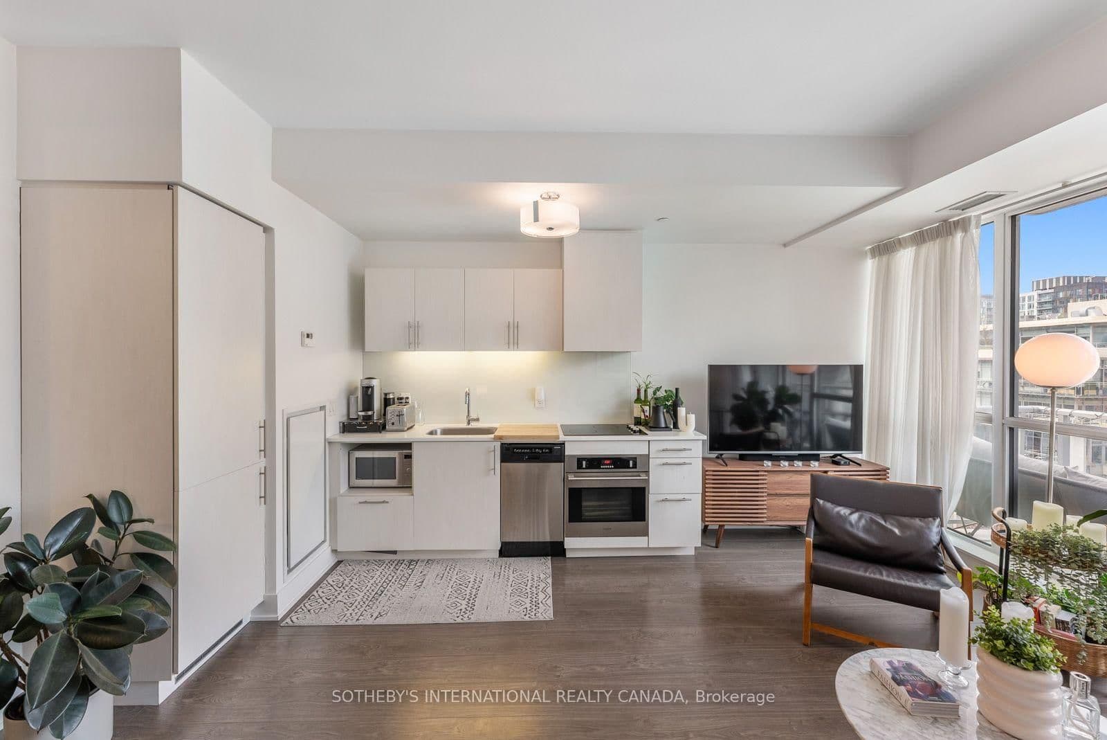 508 Wellington Street W, Unit 901 thumbnail 13