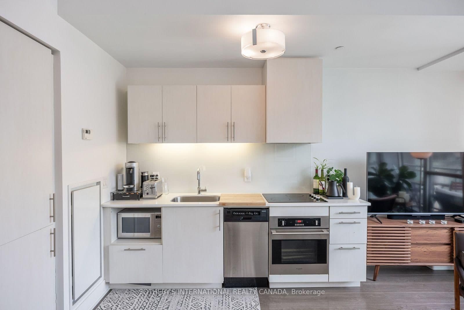 508 Wellington Street W, Unit 901 thumbnail 14